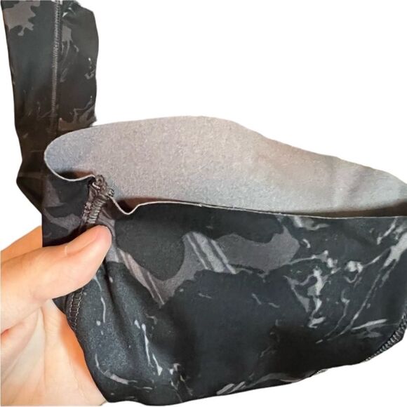 ‎Athleta printed cropped leggings. Size large tall. - Picture 3 of 12